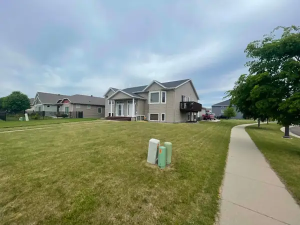 5509 44th Avenue S, Fargo, ND 58104