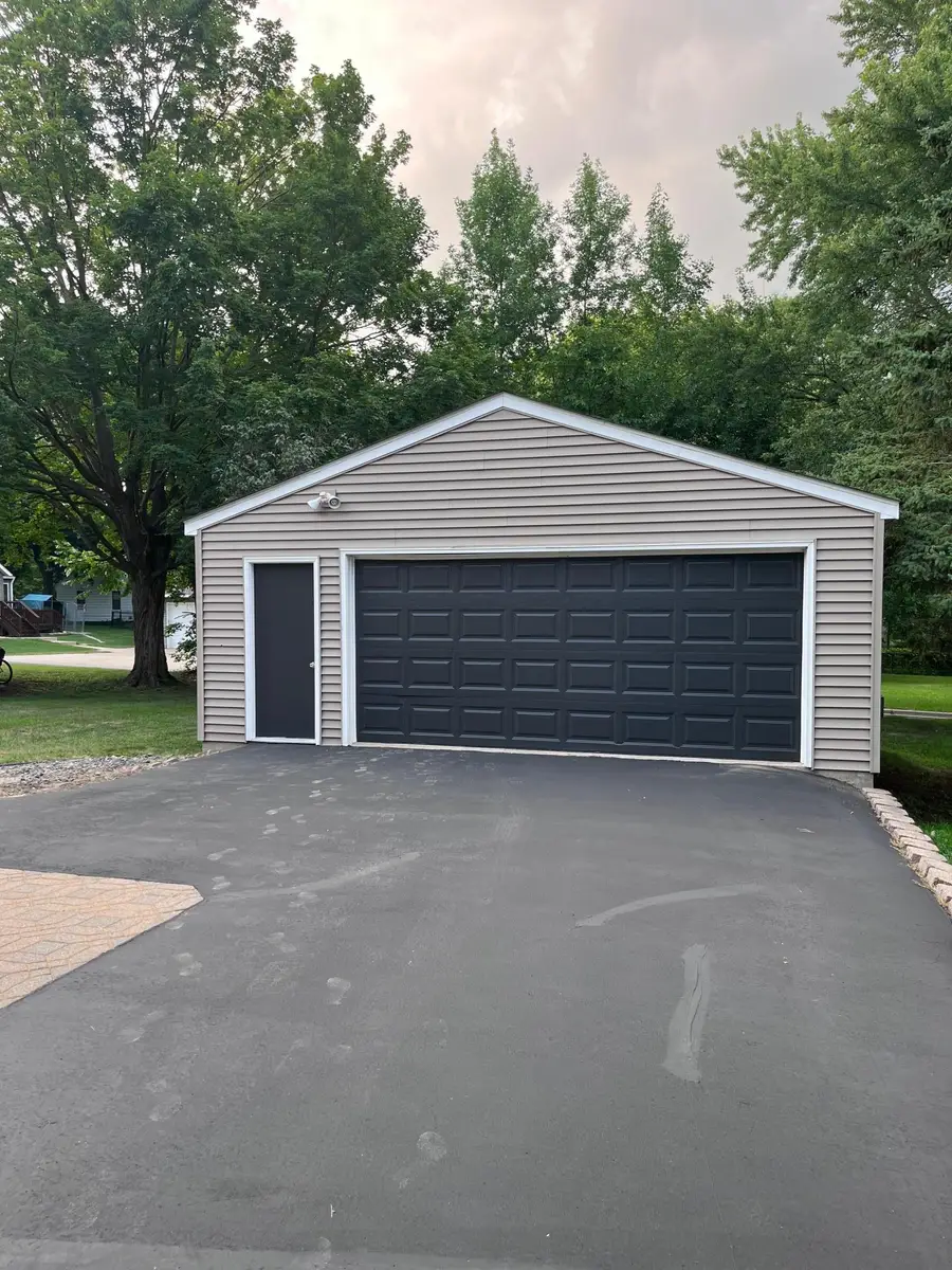 725 4th Avenue Sw, Hutchinson, MN 55350 - #3