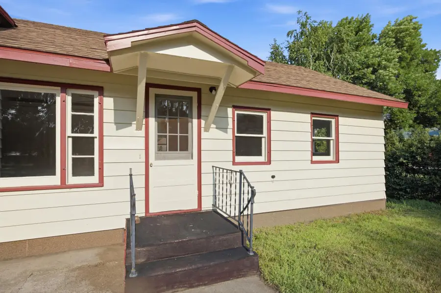 206 1st Avenue Ne, Hankinson, ND 58041 - #3