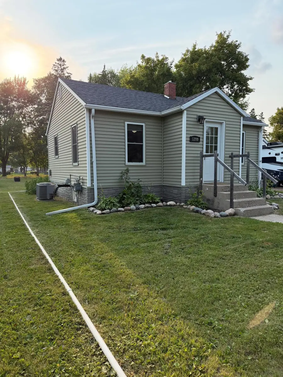 1209 Arnold Avenue N, Thief River Falls, MN 56701 - #2