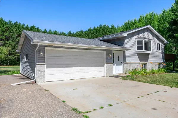 107 221st Avenue Nw, Oak Grove, MN 55011