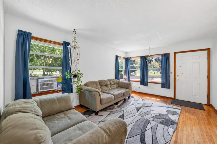 725 California Avenue E, Saint Paul, MN 55106 - #2