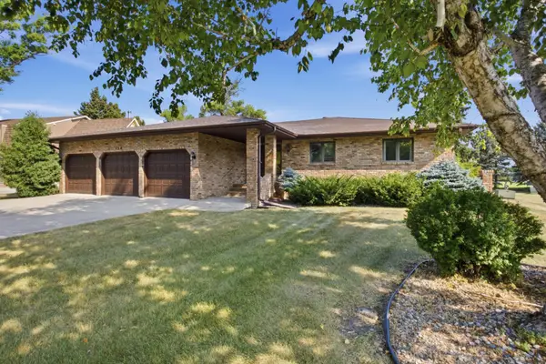 120 Prairiewood Drive S, Fargo, ND 58103