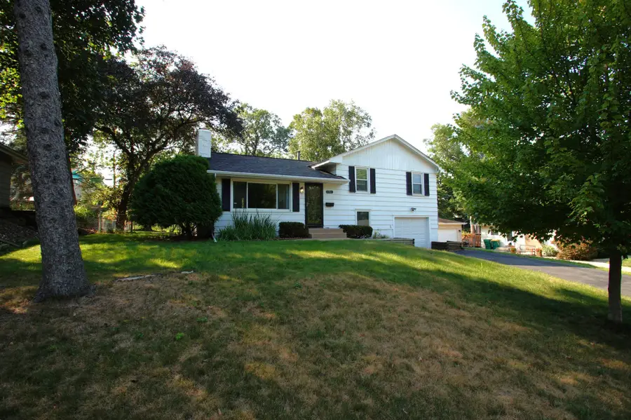 3701 Flag Avenue N, New Hope, MN 55427 - #2