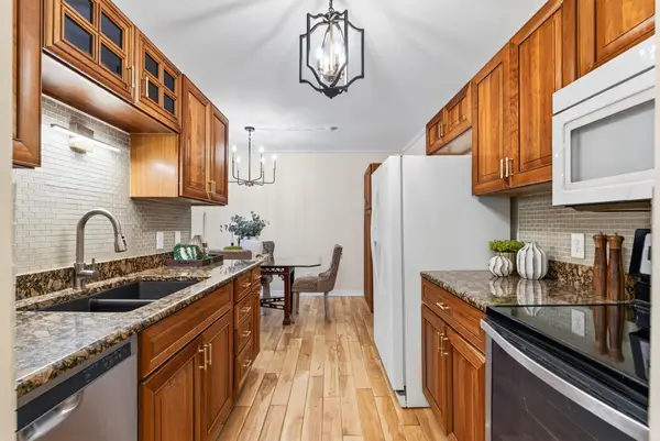 205 Barry Avenue S #306, Wayzata, MN 55391