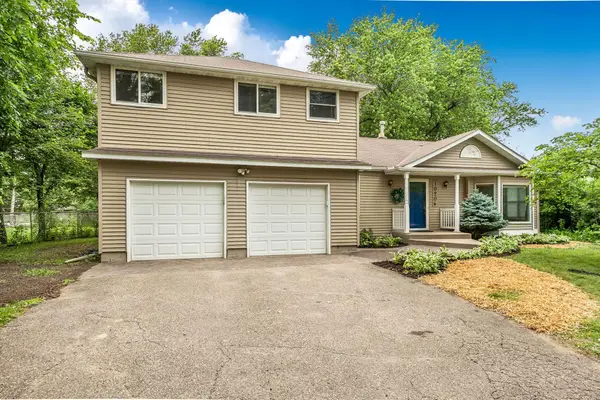 10206 Lakeview Drive W, Minnetonka, MN 55305
