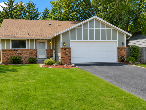 687 116th Lane Ne, Blaine, MN 55434