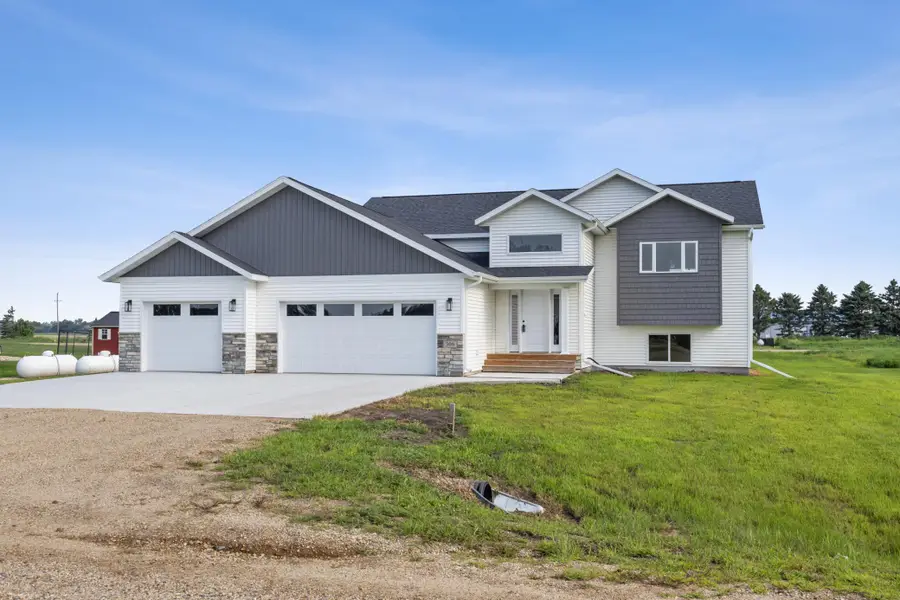 300 Prairie Drive N, Hankinson, ND 58041 - #2