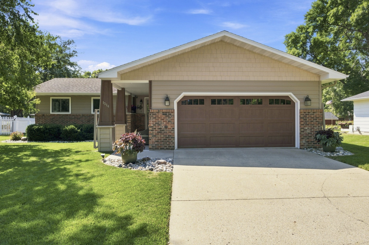 1514 22nd Avenue S, Fargo, ND 58103 - #1