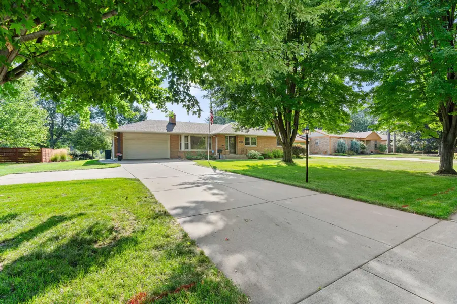 2823 Silver Lake Road Ne, Saint Anthony, MN 55418 - #2