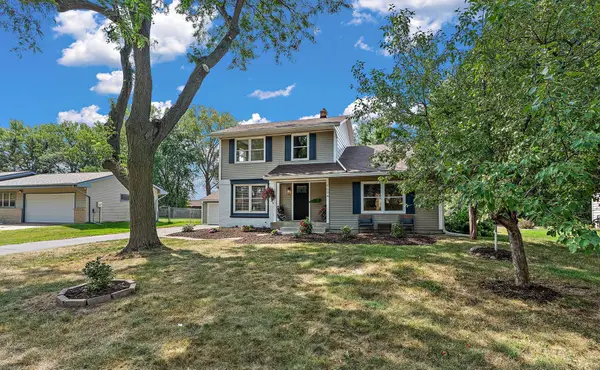 1694 Hinton Trail N, Oakdale, MN 55128