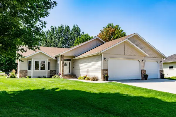 1206 47th Avenue N, Fargo, ND 58102