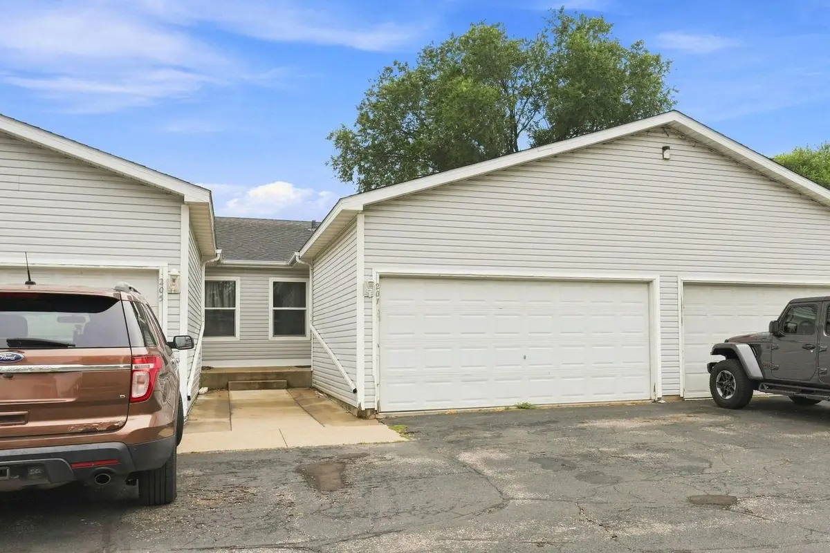 207 Shawnee Trail, Shakopee, MN 55379 - #1