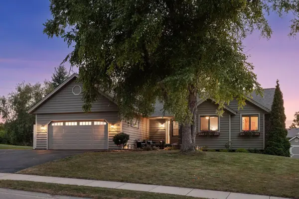 1736 White Oak Drive, Chaska, MN 55318