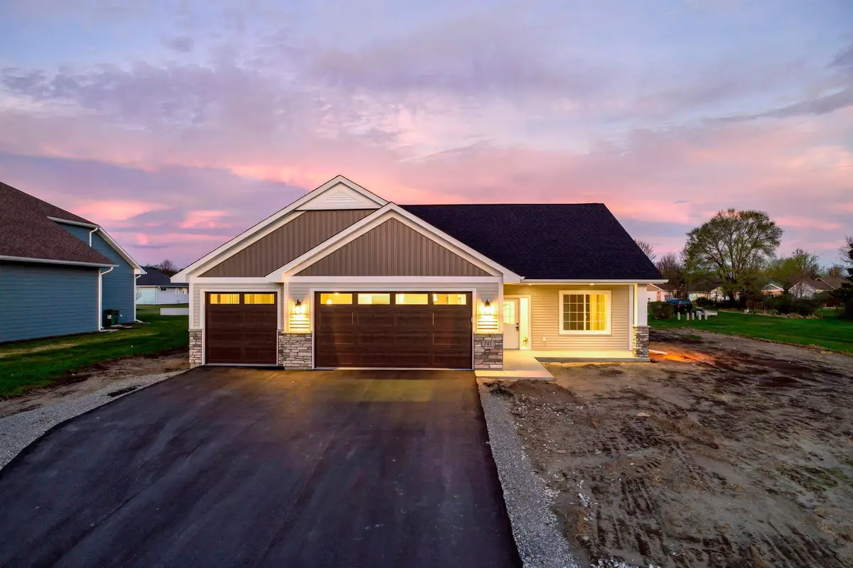 216 10th Avenue Ne, Hutchinson, MN 55350 - #1