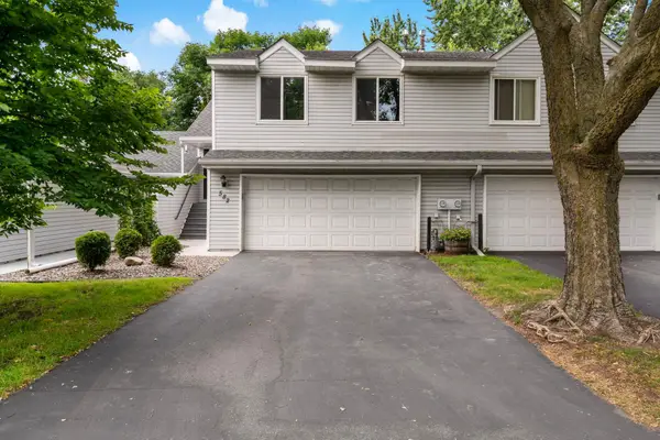 582 Clover Leaf Parkway Ne, Blaine, MN 55434