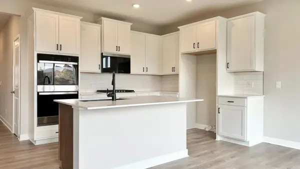 2140 Bluff Heights Drive, Shakopee, MN 55379