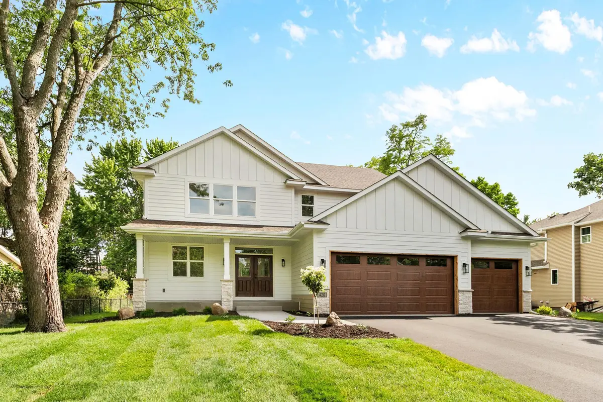 560 Fisher Cir, Vadnais Heights, MN 55127 - #1