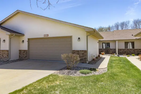 2224 Pinewood Drive, Shakopee, MN 55379