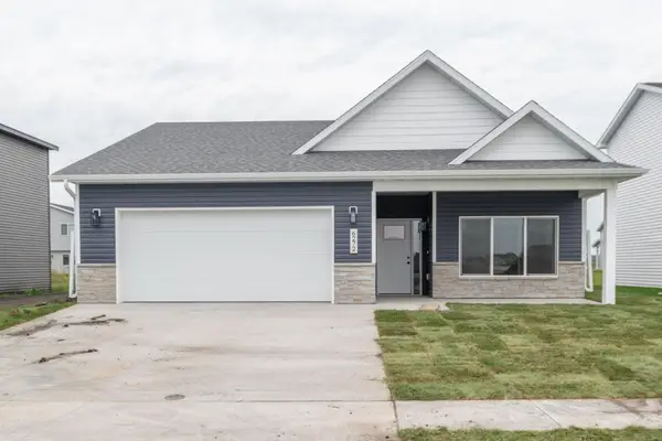 2610 37th Avenue S, Moorhead, MN 56560