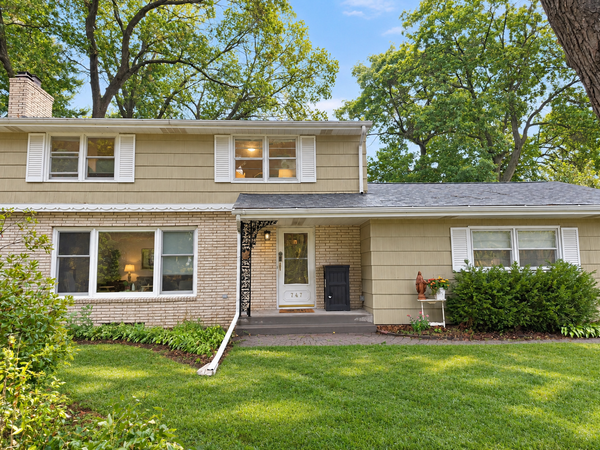 747 Grandview Avenue W, Roseville, MN 55113