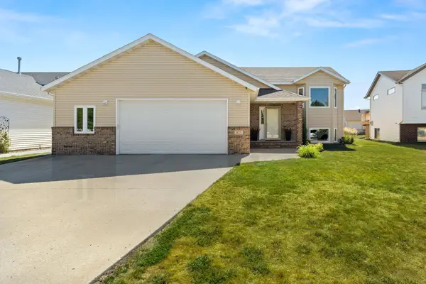 821 16th Avenue W, West Fargo, ND 58078