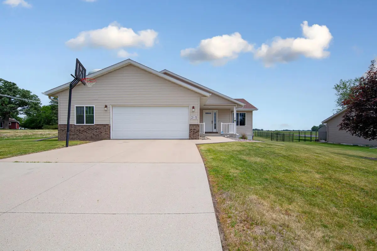 315 Hazeltine Avenue Ne, Owatonna, MN 55060 - #1