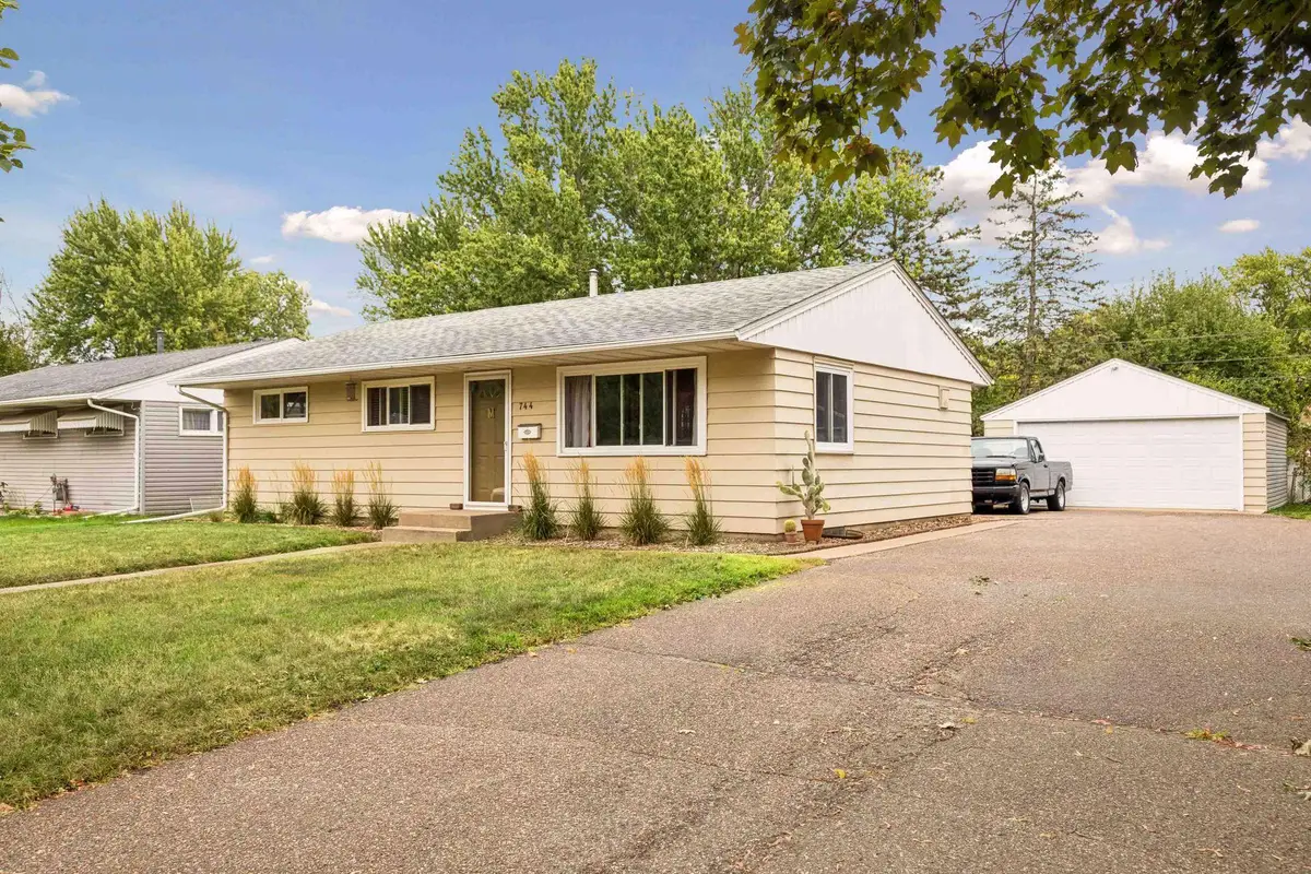 744 22nd Avenue N, South Saint Paul, MN 55075 - #1