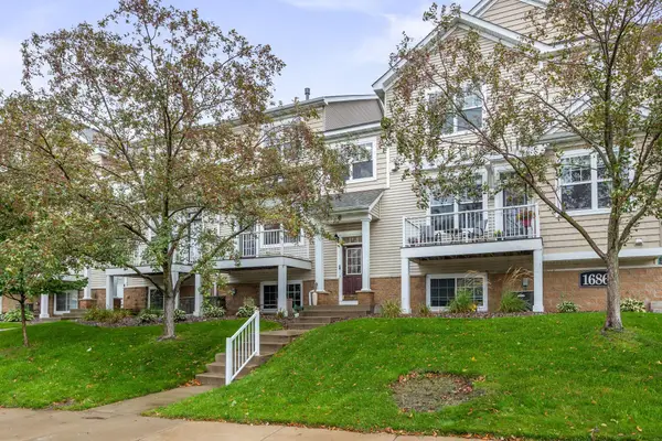 1686 Village Trail E #2, Maplewood, MN 55109