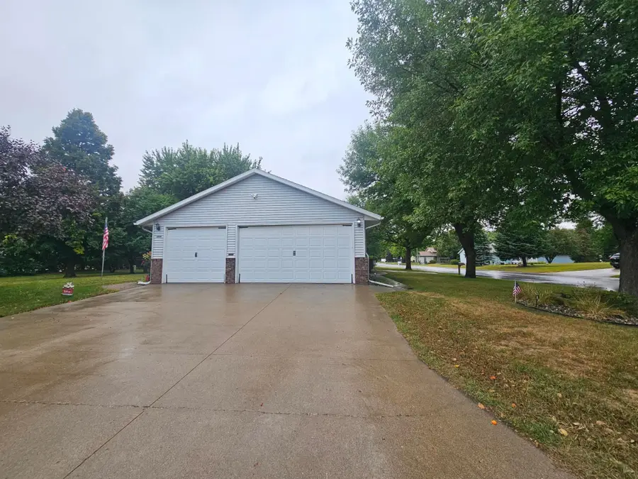 1409 6th Avenue N, Wahpeton, ND 58075 - #2