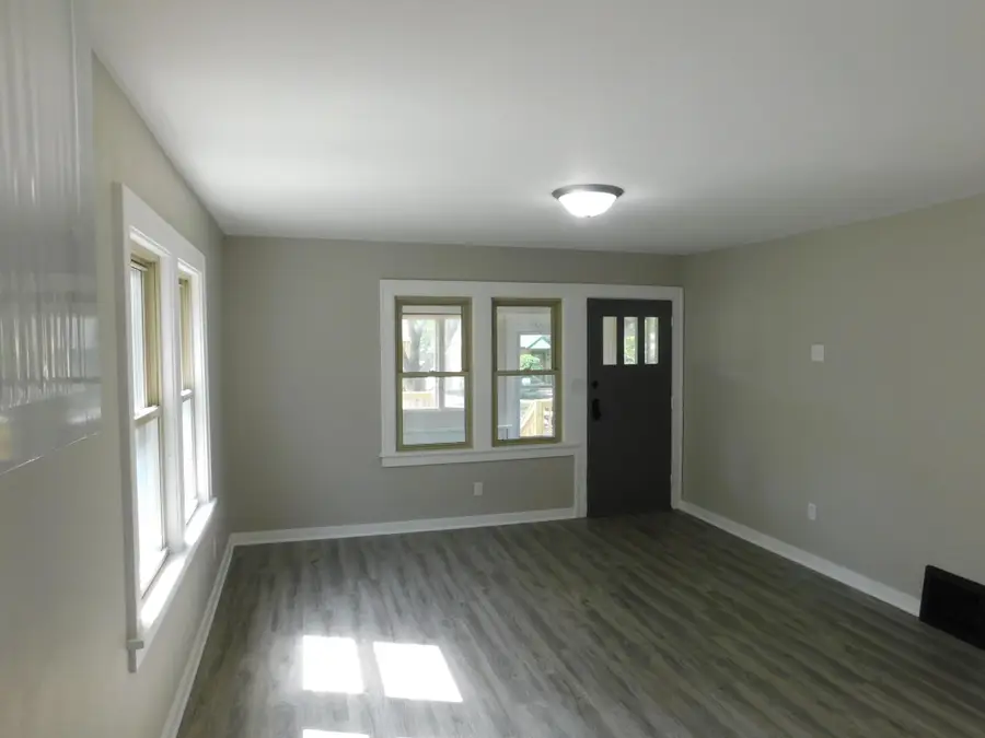 1885 Hawthorne Avenue E, Saint Paul, MN 55119 - #3