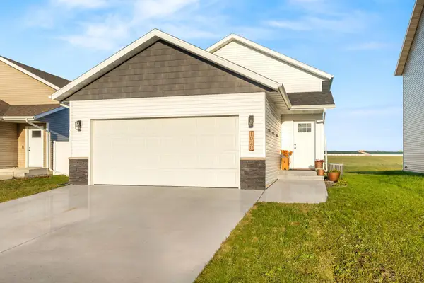 1020 Highland Lane W, West Fargo, ND 58078
