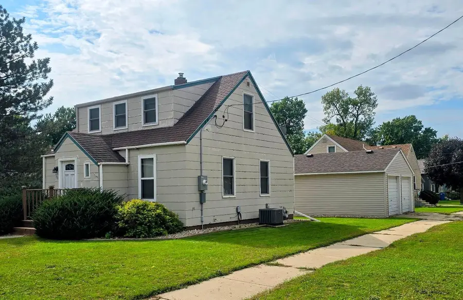 504 6th Avenue Sw, Pipestone, MN 56164 - #2