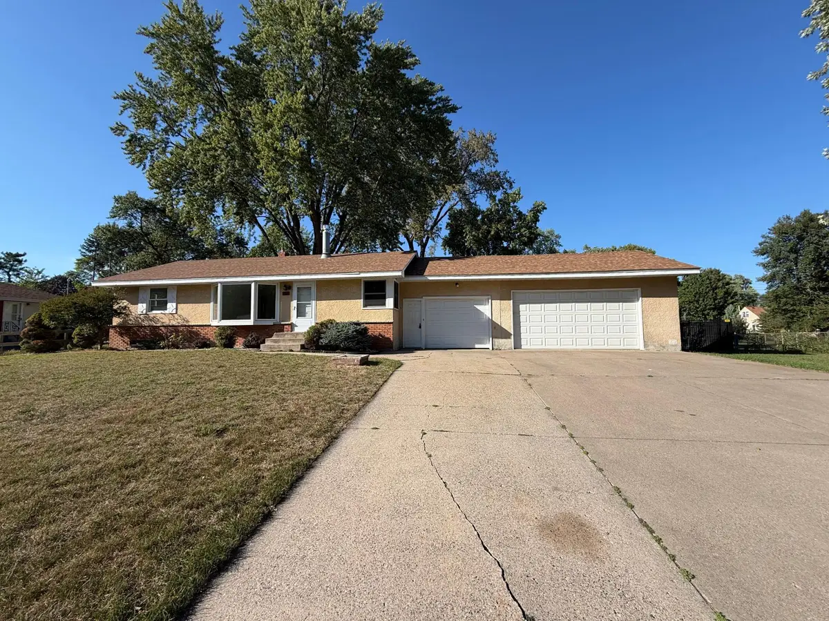 1181 Laurie Road W, Roseville, MN 55113 - #1