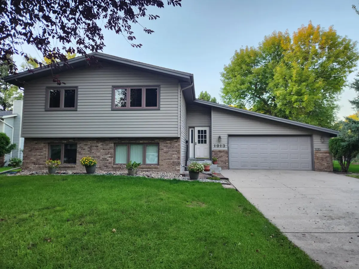 1913 26 1/2 Avenue S, Fargo, ND 58103 - #1