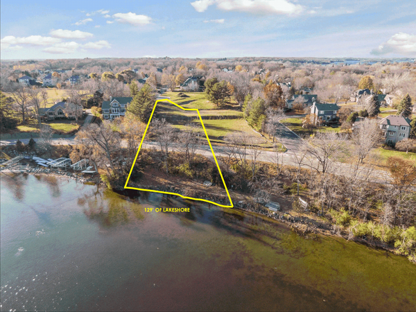 3921x White Oak Lane, Chanhassen, MN 55331