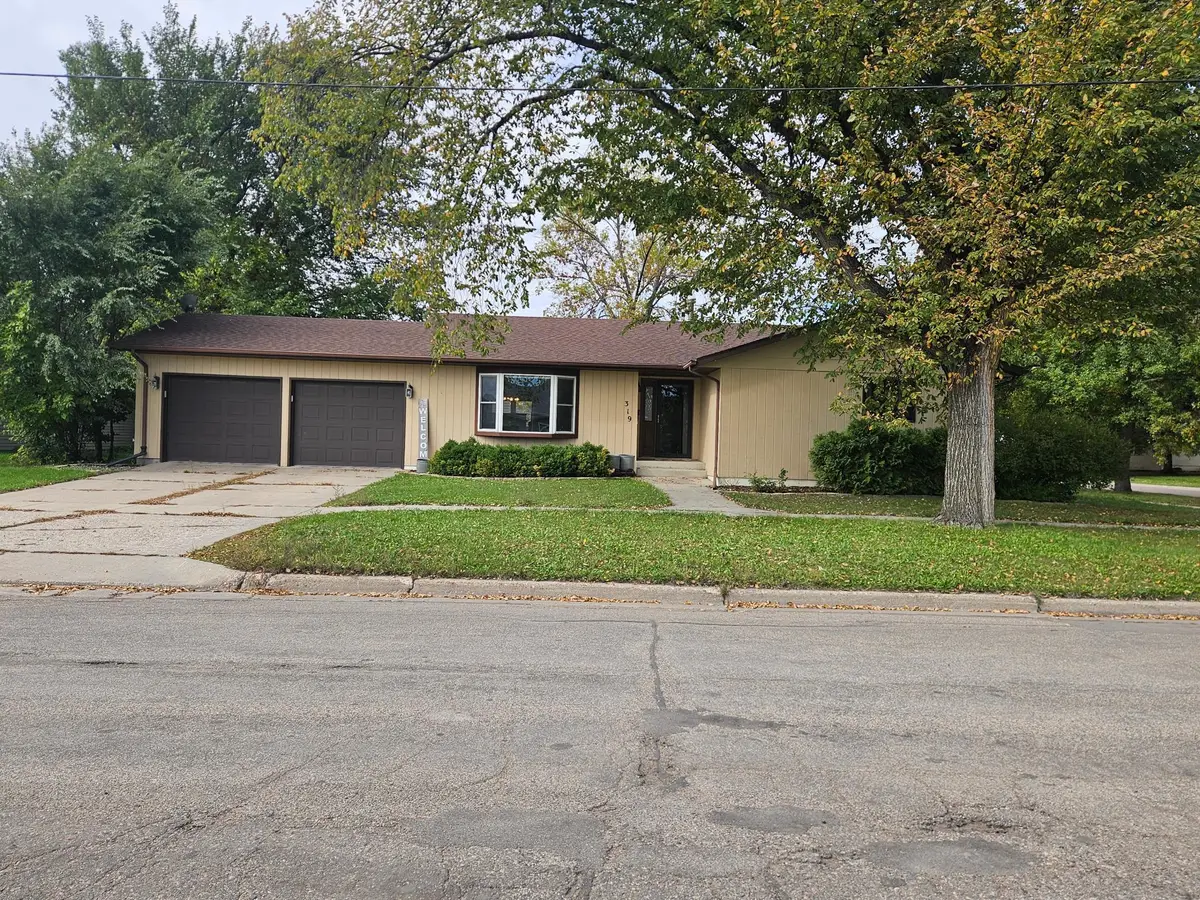 319 3rd Street N, Wahpeton, ND 58075 - #1