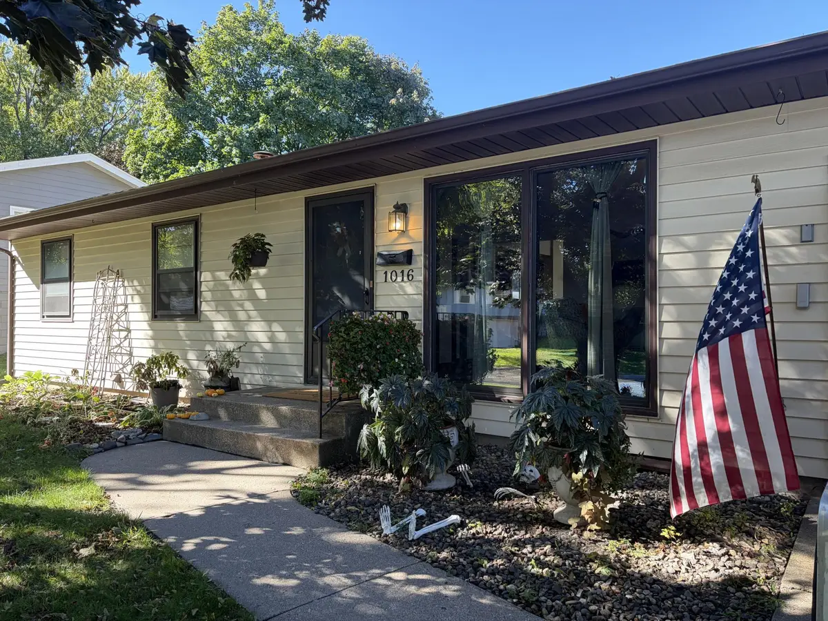 1016 Jackson Street S, Shakopee, MN 55379 - #1