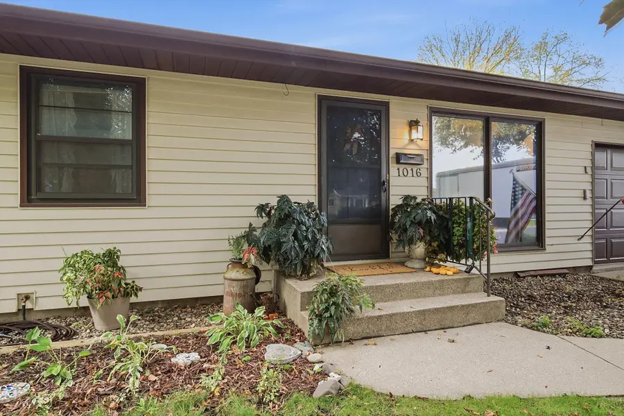 1016 Jackson Street S, Shakopee, MN 55379 - #2