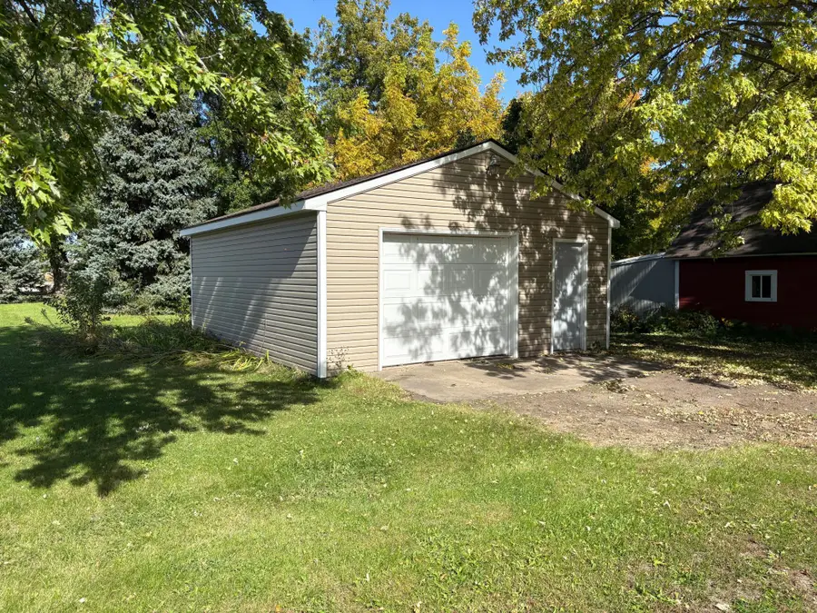 204 E Hibbard Avenue, Belview, MN 56214 - #2
