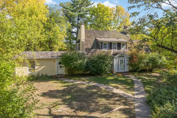10 Benhill Road, Saint Paul, MN 55105