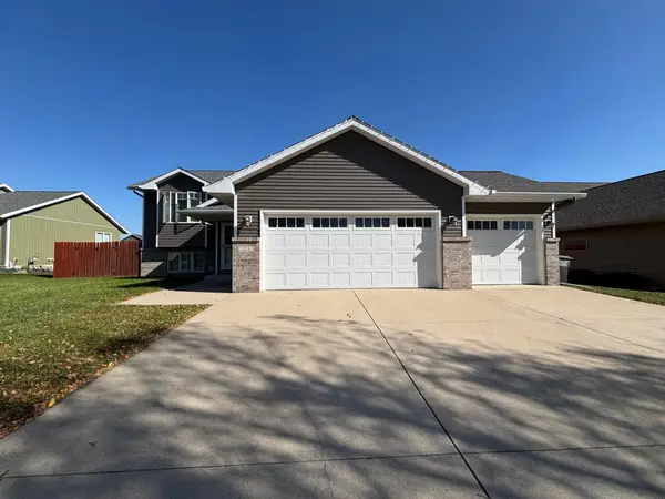 224 Creekside Drive, Eagle Lake, MN 56024