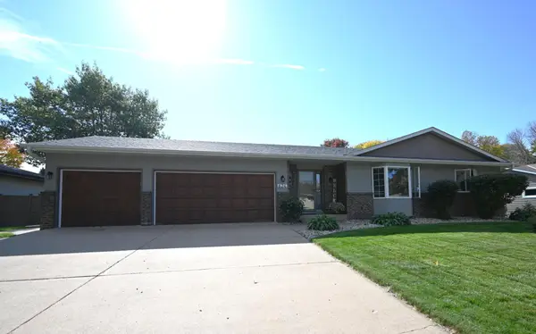 624 Hennes Avenue, Shakopee, MN 55379