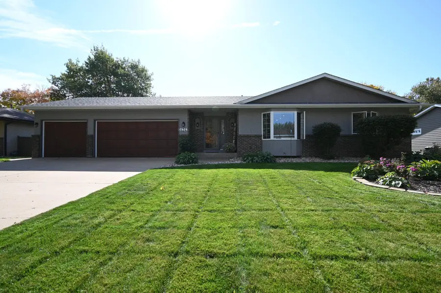 624 Hennes Avenue, Shakopee, MN 55379 - #2