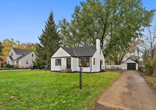 940 Grandview Avenue W, Roseville, MN 55113