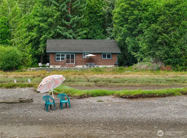 730 E North Bay Road, Allyn, WA 98524