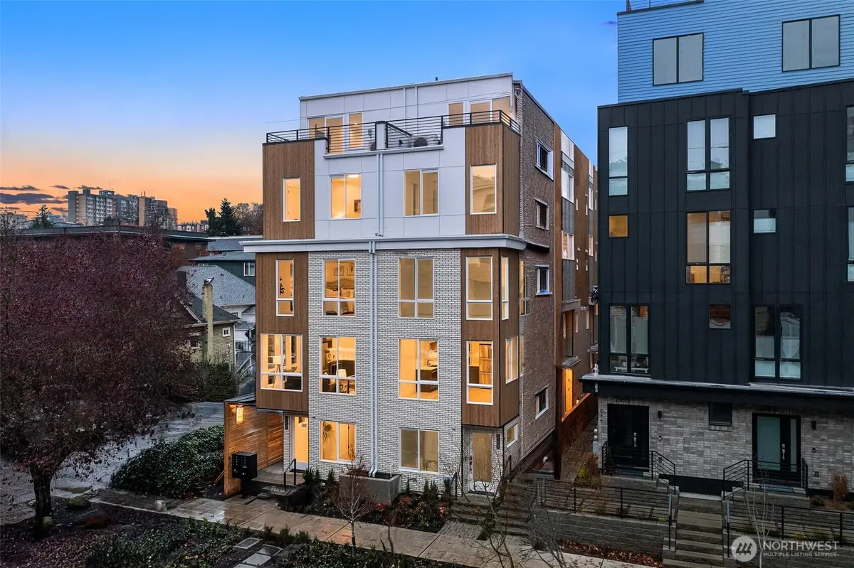 222 10th Avenue E, Seattle, WA 98102 - Image #1