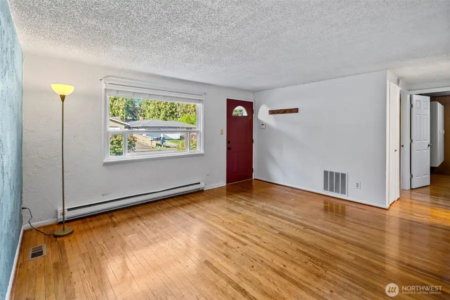 15020 Densmore Avenue N, Shoreline, WA 98133 - Image #2