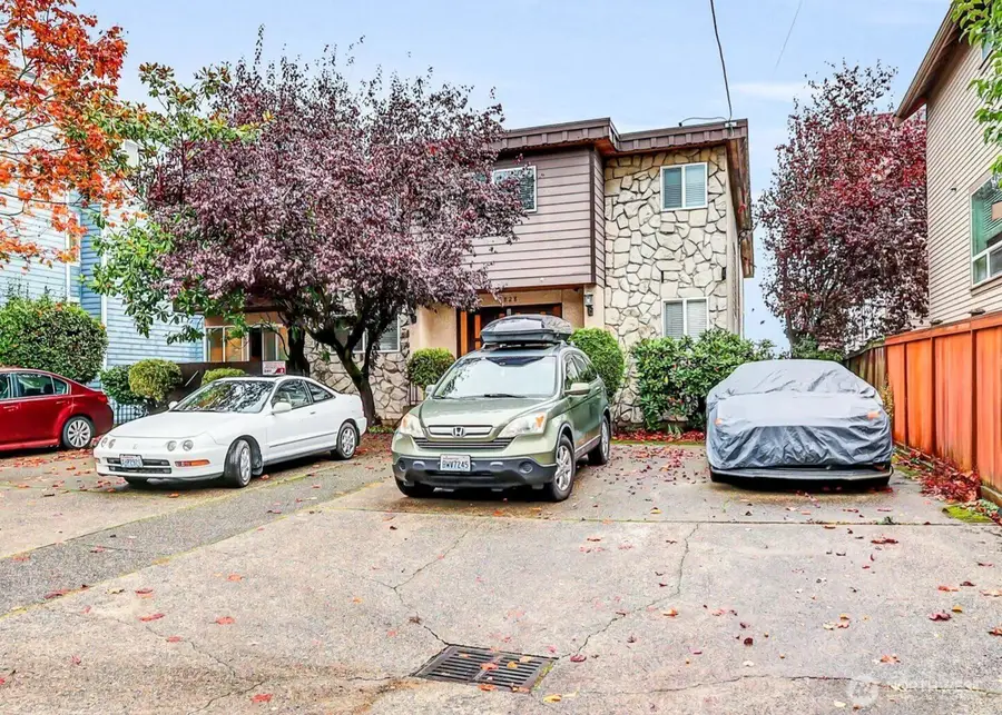 3828 Whitman Avenue N, Seattle, WA 98103 - Image #2