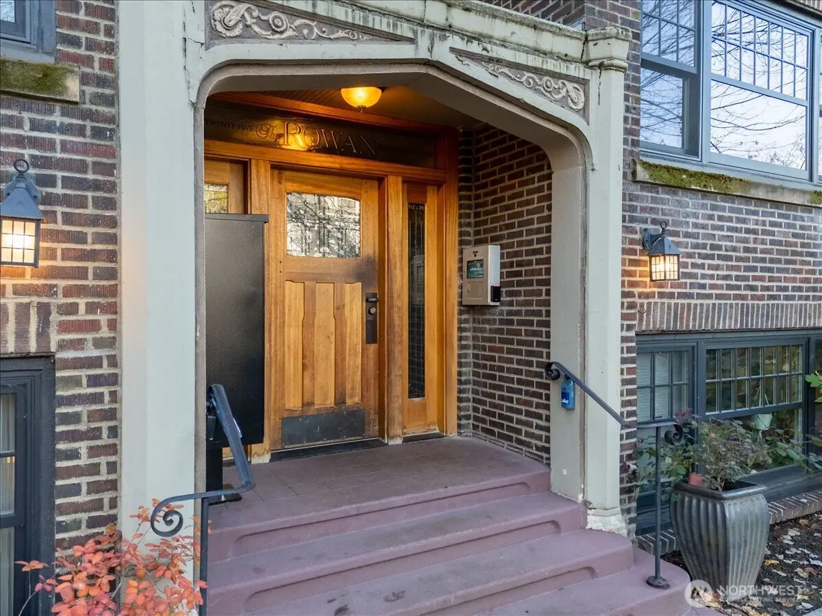 525 16th Avenue E #403, Seattle, WA 98112 - Image #1